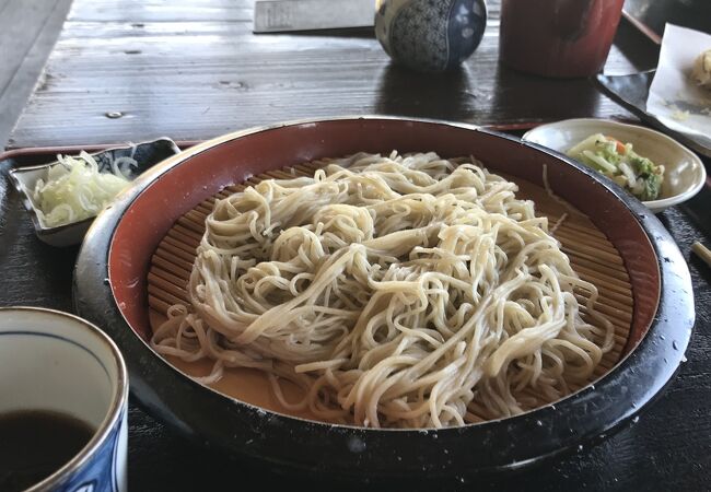 わんちゃんと一緒に蕎麦をいただく