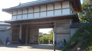 水戸城の大手門は復元工事が完了しました