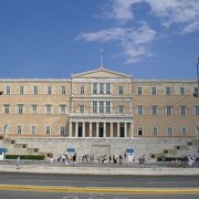ギリシャの国会議事堂前にあり、アテネの中心