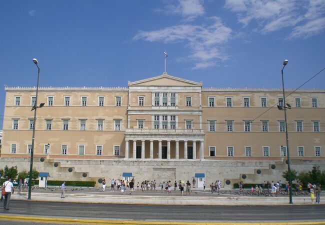 ギリシャの国会議事堂前にあり、アテネの中心