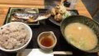 白米を十六穀米や野菜サラダに帰ることもできるお店
