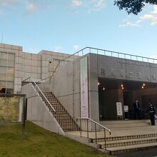 群馬県立近代美術館の建物の外観