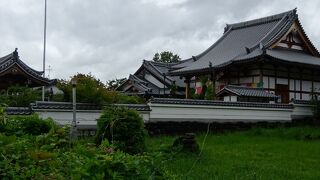 蟹がいっぱいで、蟹満寺。駐車場あり。