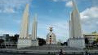 立憲君主制を記念して、1939年に建設された民主記念塔