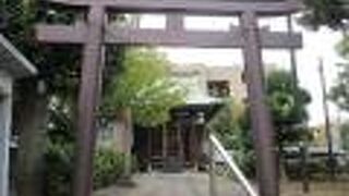 住宅地に建つこじんまりした神社です