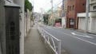 坂の途中に長屋門が建っています