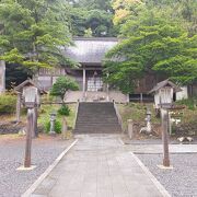 石段の上に神々しい建物