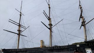 復元された幕府の軍艦開陽丸には海底から引き揚げられた遺物33000点のうち3000点を展示、見応えがあります。
