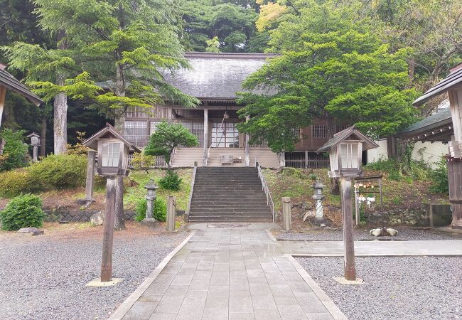 石段の上に神々しい建物