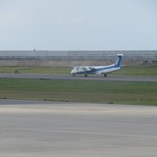 ラウンジでコーヒーを飲みながら飛行機の発着が見れます。