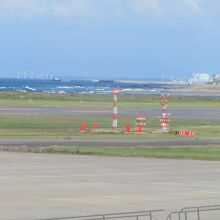 ラウンジ前に広がる滑走路の風景です。