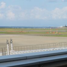 ラウンジ前に広がる滑走路の風景です。 