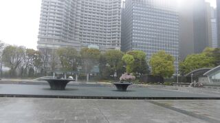 大雨で噴水も…