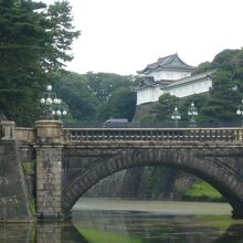 江戸城の正門である正門石橋と奥に見える西の丸櫓です。