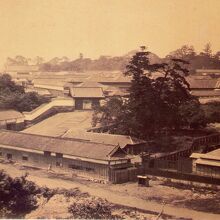 明治維新直後の江戸城の写真です。焼失した天守閣は、ありません