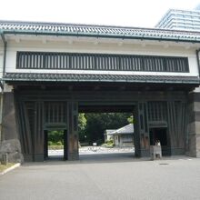 江戸城の東側の入口である大手門です。江戸城の華麗な一面です。