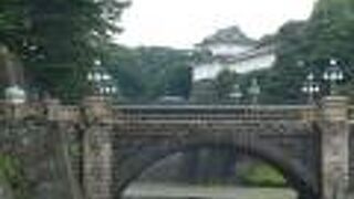 江戸城は、平安時代末期に、江戸重継が根拠地を築いたことから歴史が始まりました。