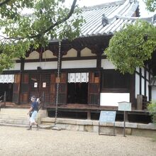 中金堂。位置は創建当時と同じ、建物は江戸初期の再建です。