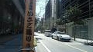 点在する看板に描かれた絵が見もの