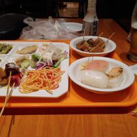 夕食時のビュッフェの例。