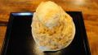 くつろぎながら、かき氷を賞味