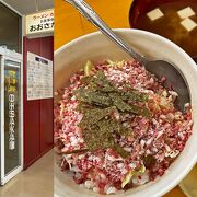 ラーメン屋と食堂が合わさったような昔ながらの雰囲気がある：おおさか屋