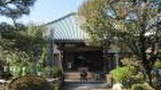 悟りを開くために苦行するやせ細った釈迦像が建っています