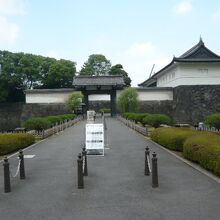 内堀通りから大手門入口を見た写真です。正面が高麗門です。