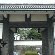 大手門の高麗櫓の入口です。奥に桝形の広場があります。