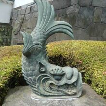 高麗櫓の西側には、大手門修復の際、降ろされた鯱があります。