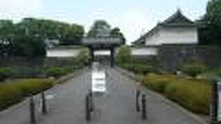 大手門は、大名等が、江戸城の本丸に登城する際、通過する桝形の複郭式の門を言います。