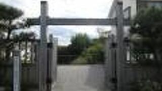 住宅に囲まれています