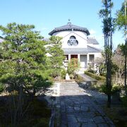 ひときわ目立つのが十念寺の本堂