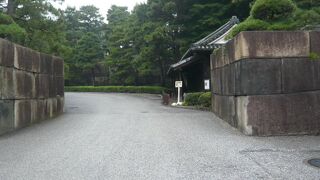 大手三の門跡は、三の丸尚蔵館から二の丸に進んだ石垣の付近を差しています。