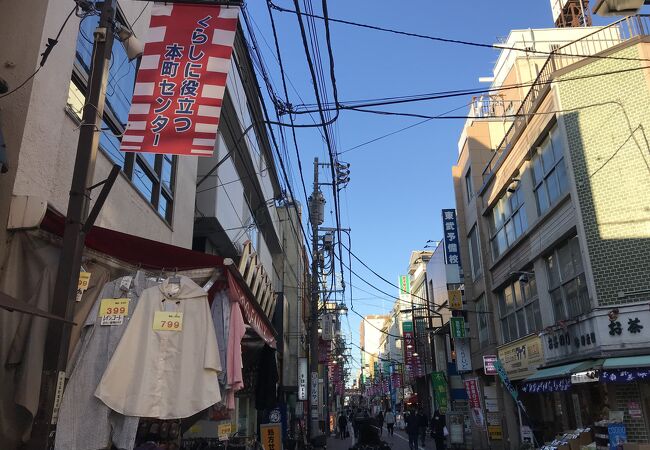 北千住の街道筋、本町センター商店街