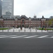 皇居側から見た東京駅の赤レンガ造りの駅舎です。ロンドン風です