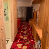 ミッキーの足跡が描かれたカーペットも可愛すぎ。