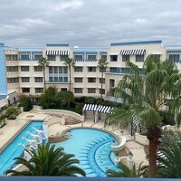 お部屋からはプールが見えました。天気悪っ(T∇T)