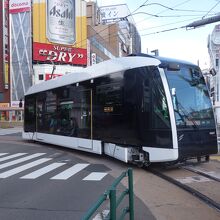 すすきのの交差点を曲がる電車