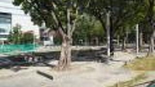 屋外には喫煙場所があった