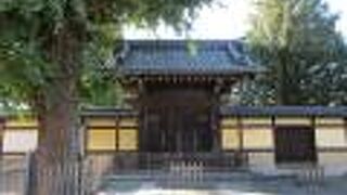 閉まっている山門が特徴です