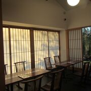 神社風の造りの和モダンな建物内での軽食