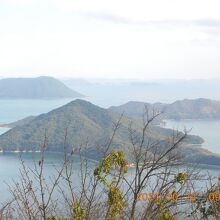 目の前に漂流郵便局がある粟島が見えます