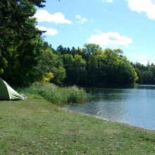 湖畔には、町営の無料キャンプ場。