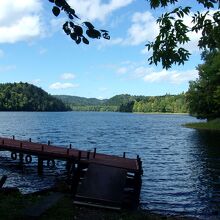 こちらはホテルの桟橋からの湖水