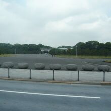 皇居外苑の広大な芝生と幹線道路は、おおきな特徴になっています