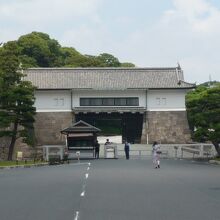 皇居外苑の西側にある皇居への入口の坂下門です。宮内庁への入口