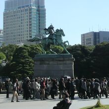 多くの観光客が訪れる楠木正成公の銅像です。皇居外苑の名所です