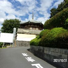 坂の上にあります。