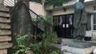 坊さんの像が目立つ